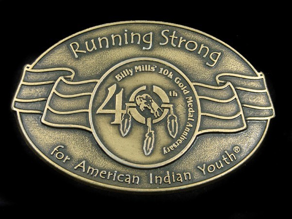 SF07114 *NOS* 1990s *BILLY MILLS 10K GOLD MEDAL ANNIVERSARY* INDIAN YOUTH BUCKLE