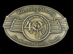 SF07114 *NOS* 1990s *BILLY MILLS 10K GOLD MEDAL ANNIVERSARY* INDIAN YOUTH BUCKLE