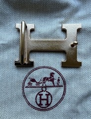 Hermès belt buckle in polished palladium, complete with its signature pouch