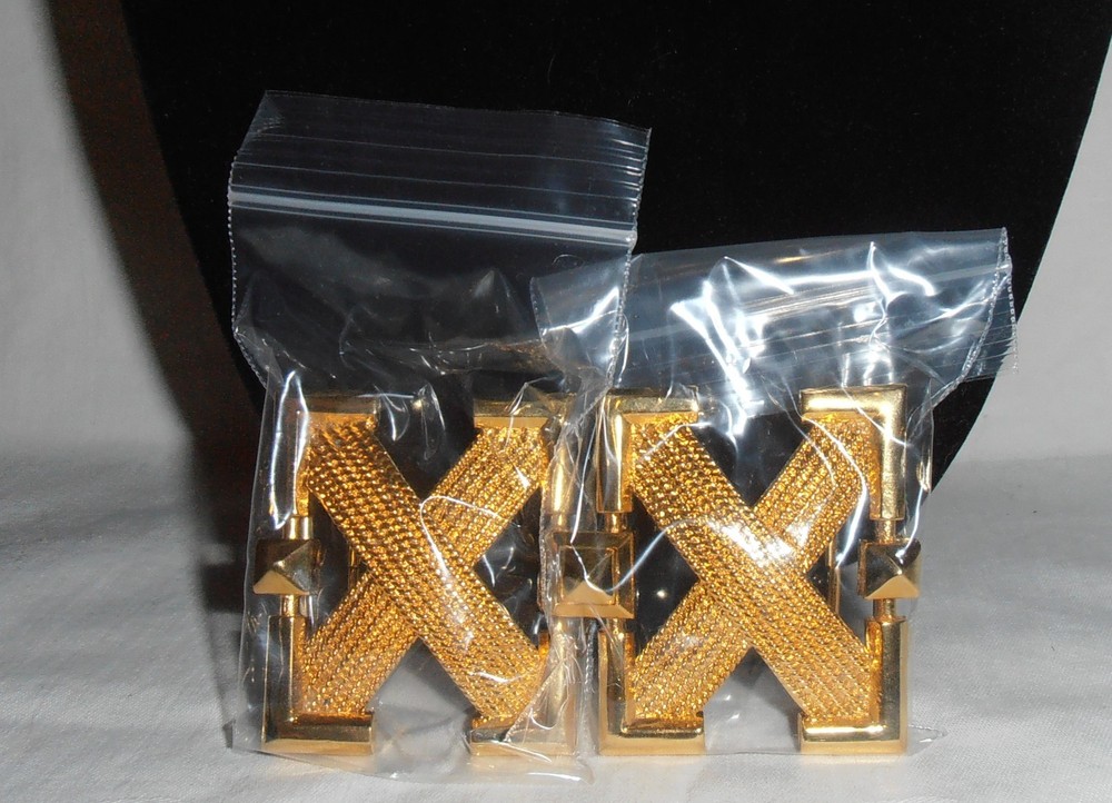 Woman&rsquo;s Gold Tone Belt Buckle Set