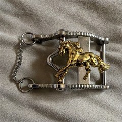 Men&rsquo;s Western Belt Buckle Silver/Gold Tone Horse Design Accent with Chain 1.5&Prime;