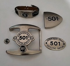 LEVI&rsquo;S AMERICAN 501 JEANS Silver Chrome 4 Pc Belt Buckle. Holder. Metal Insignia