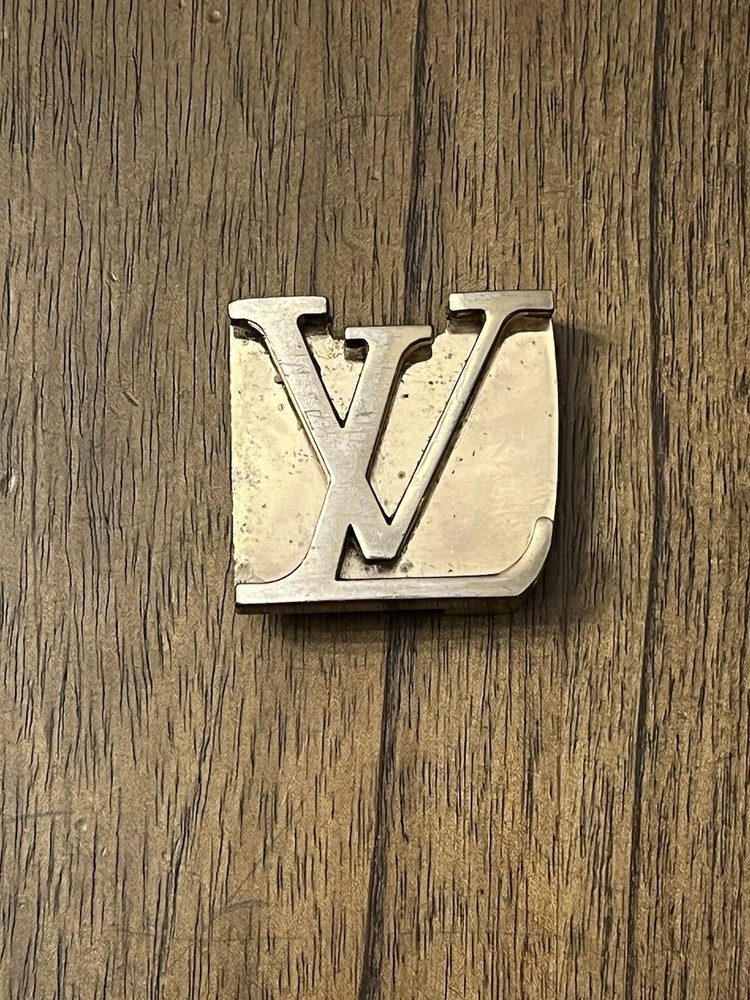 Louis Vuitton Gold Belt Buckle Unisex 2 X 2