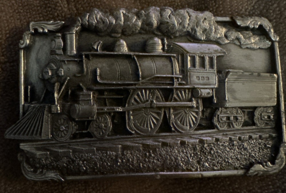 Siskiyou Buckle Company 1986 Steam Engine Train Belt Buckle Silver tone Vtg 3×2”