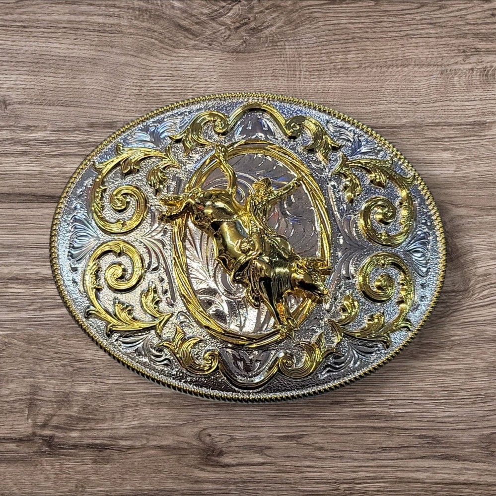 Cowboy Belt Buckle For Man – Bull Rider 4.25&Prime;x3.25&Prime; Silver Tone/Gold