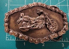 Vintage Men&rsquo;s Motorcycle Biker Belt Buckle Chain Accent Bronze/Gold ©1981