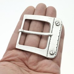 Pin Buckle Belt Buckle with Ornament – Classic Metal Design