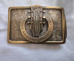 Gibson « American Made, World Played » Belt Buckle Bronze 3in MPN 941537