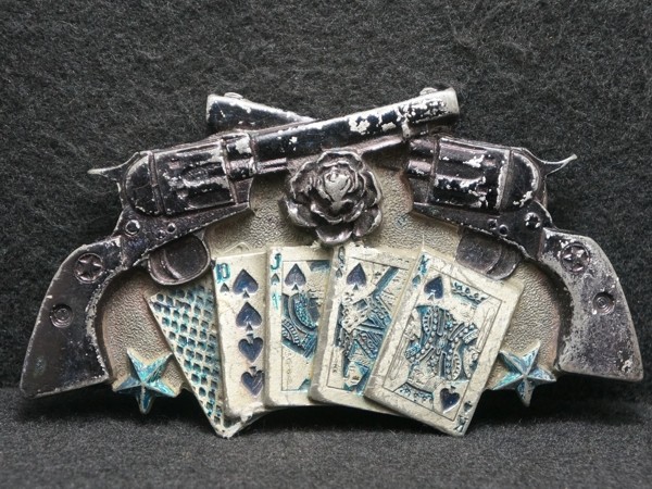 WL11165 VINTAGE 2003 ***GAMBLING ARTWORK*** GUNS & CARDS MENS PEWTER BELT BUCKLE