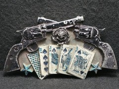 WL11165 VINTAGE 2003 ***GAMBLING ARTWORK*** GUNS & CARDS MENS PEWTER BELT BUCKLE