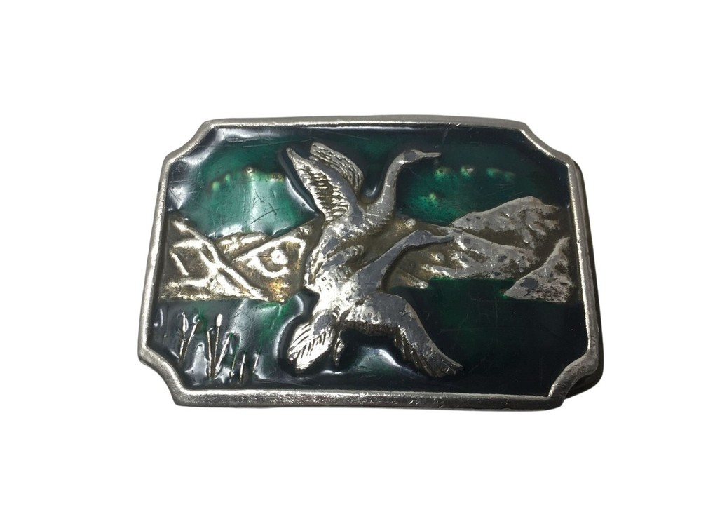 Vintage Silver and Green Men&rsquo;s Metal Belt Buckle with Two Flying Ducks on it