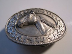 1985 HORSE THEME BELT BUCKLE HIGH RELIEF – HEAVY – GW-13