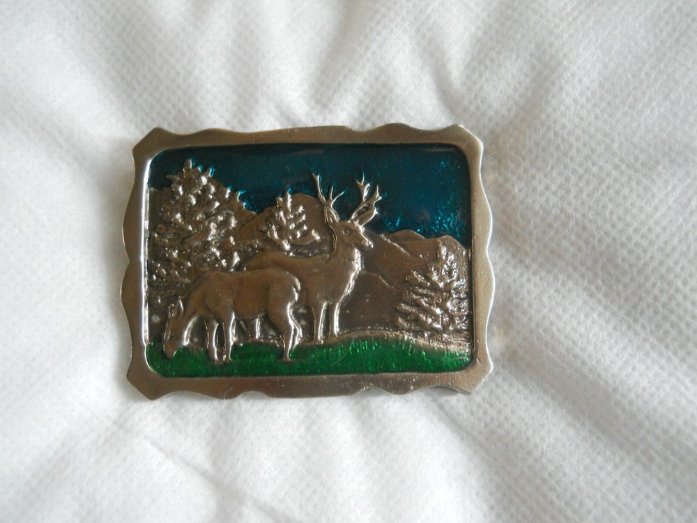 BUCK AND DOE DEER WILDLIFE SCENE BELT BUCKLE Embossed Pewter