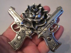 DOUBLE PISTOL WITH ROSE DESIGN BELT BUCKLE WITH CRYSTALS – GW-18