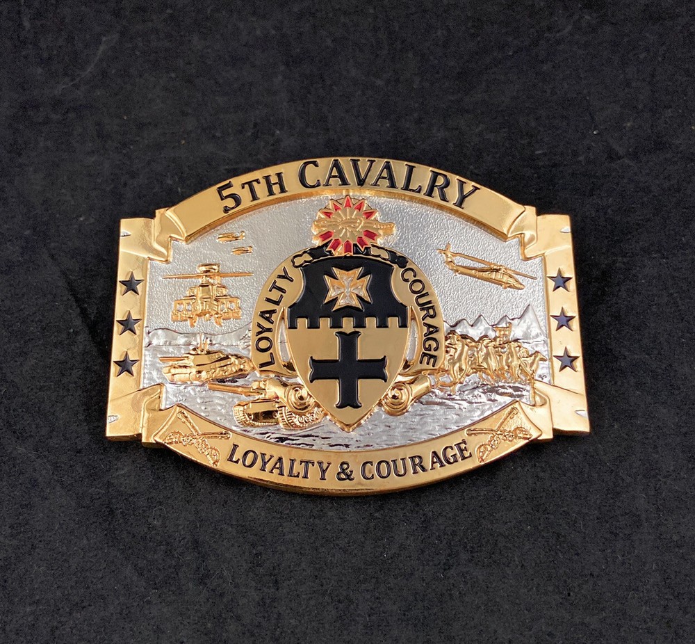 🌟US Army 5th Cavalry Regiment « Black Knights » Insignia, Gold Silver Belt Buckle