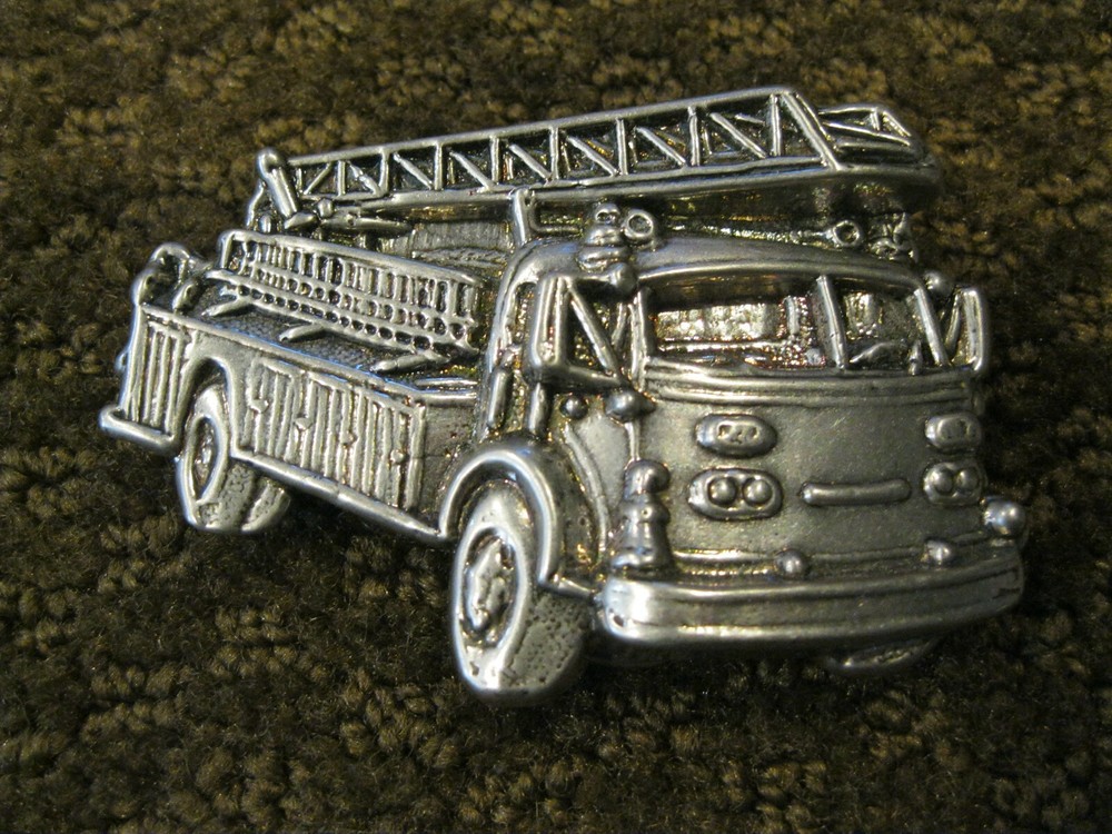 VINTAGE BRAND NEW FIRE TRUCK BELT BUCKLE 1980&rsquo;s