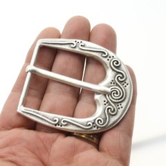 Pin Buckle Belt Buckle with Ornament – Classic Metal Design