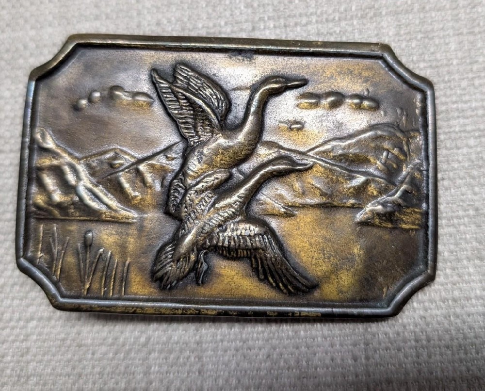 vintage 1970s belt buckle DUCKS duck hunting SOLID BRASS cowboy WESTERN
