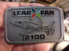MINT CONDITION VTG MEN&rsquo;S « LEAR FAN (JET) 2100 » BELT BUCKLE – PEWTER? & ACRYLIC?