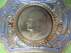 1974 GOLD TONE SILVER DOLLAR BELT BUCKLE – GOLD TONE ACCENT
