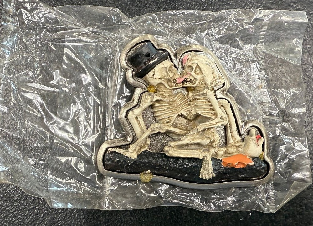 Two Skeletons Kissing Belt Buckle – Gothic Romance – Unique Love & Death Design