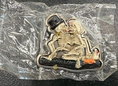 Two Skeletons Kissing Belt Buckle – Gothic Romance – Unique Love & Death Design