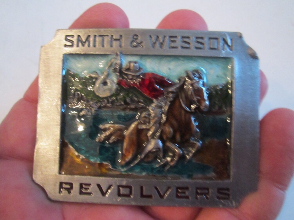 SMITH & WESSON REVOLVERS BELT BUCKLE – HEAVY ENAMEL – 3&Prime; X 2 1/2&Prime; – TUB AMA