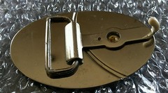 SIMPLE SHINY SILVER TONED OVAL WESTERN BELT BUCKLE WITH A 3D GOLD COLORED HORSE
