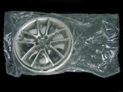 TH15138 *NOS* VERY COOL 2004 **SPINNER CAR WHEEL / RIM** (REALLY SPINS) BUCKLE