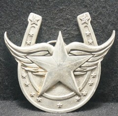 XE19166 VINTAGE 2004 ***STAR W/ WINGS IN HORSESHOE*** WESTERN STYLE BELT BUCKLE