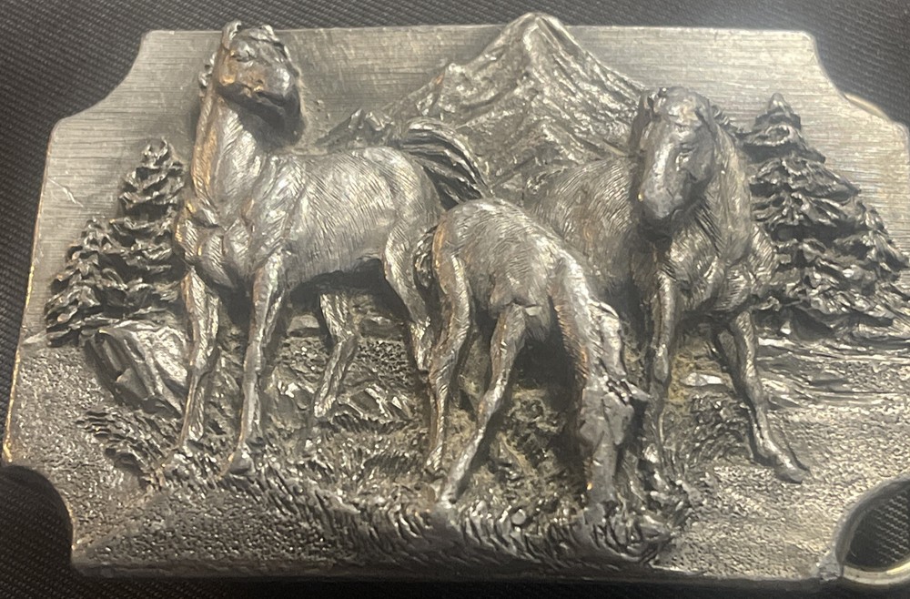 Siskiyou 1989 3-D Belt Buckle Horses Q-35 Brass Buckle w/ Metal Loop USA Made