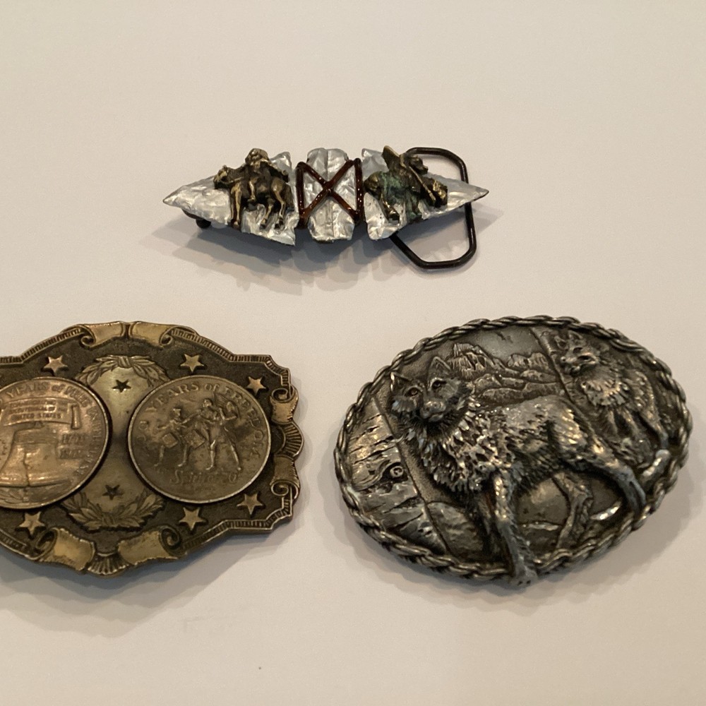 Men’s Belt Buckle Lot (3) – Arrowhead, BiCentennial Comm. Coins , Wolf Pack