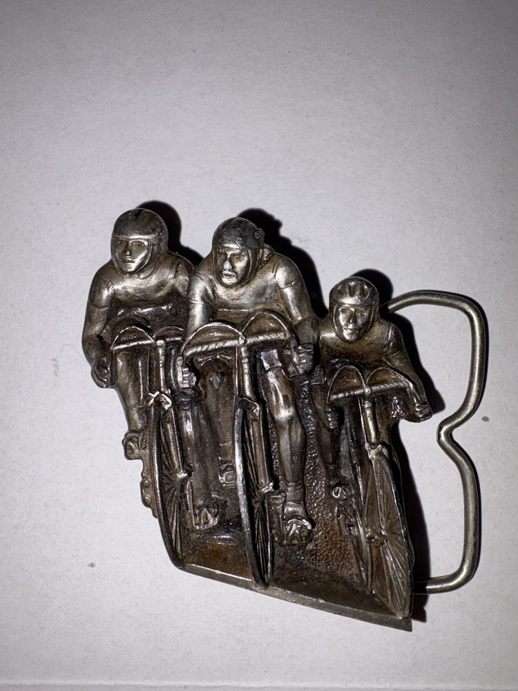 1979 BERGAMOT BRASS WORKS « 3 Men Cycling » T-85 Bicycling Belt Buckle