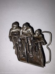 1979 BERGAMOT BRASS WORKS « 3 Men Cycling » T-85 Bicycling Belt Buckle