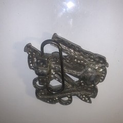 2002 Mobtown Belt Buckle Love Thy Neighbor Gun & Dagger Silver Tone Sb1