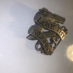 2002 Mobtown Belt Buckle Love Thy Neighbor Gun & Dagger Silver Tone Sb1