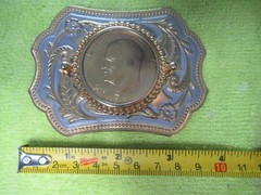 1974 GOLD TONE SILVER DOLLAR BELT BUCKLE – GOLD TONE ACCENT