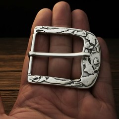 Pin Buckle Belt Buckle with Ornament – Classic Metal Design