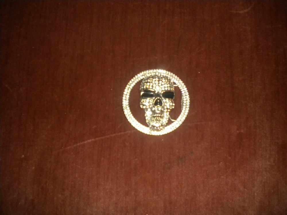 BRAND NEW SILVER BUCKLE WITH A SKULL AND CLEAR STONES SIZE 3.25 X 3.25 IN