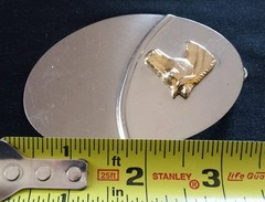 SIMPLE SHINY SILVER TONED OVAL WESTERN BELT BUCKLE WITH A 3D GOLD COLORED HORSE