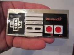NINTENDO BELT BUCKLE – WHITE LETTERS – TUB CR