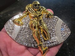 FOOTBALL PLAYER & FOOTBALL DESIGN BELT BUCKLE COVERED IN CRYSTALS HEAVY GW-17