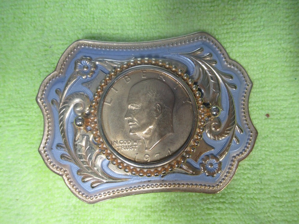 1974 GOLD TONE SILVER DOLLAR BELT BUCKLE – GOLD TONE ACCENT