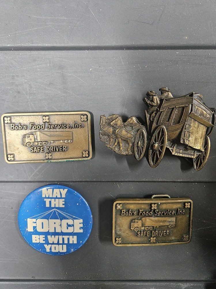 3 Bult Buckle One Button Pin