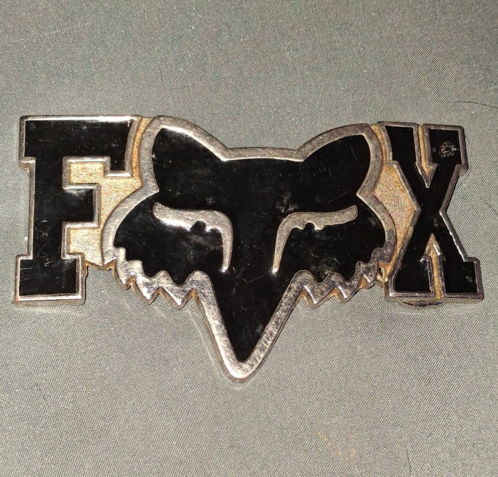 Fox Racing Men&rsquo;s Logo Metal Belt Buckle, Black/Silver, 1.5in Clamp Closure
