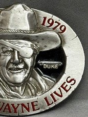 VINTAGE 1979 Belt Buckle The « DUKE » JOHN WAYNE LIVES Western Style Masterpiece