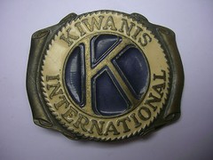 VINTAGE KIWANIS INTERNATIONAL K BLUE & WHITE ENAMELED BELT BUCKLE CAST No.871