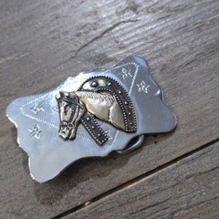 VINTAGE HORSE WITH HORSE SHOE THEME BELT BUCKLE