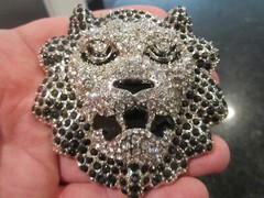 LION&rsquo;S HEAD BELT BUCKLE COVERED IN SPARKLING CRYSTALS HEAVY MISSING CLASP GW-17