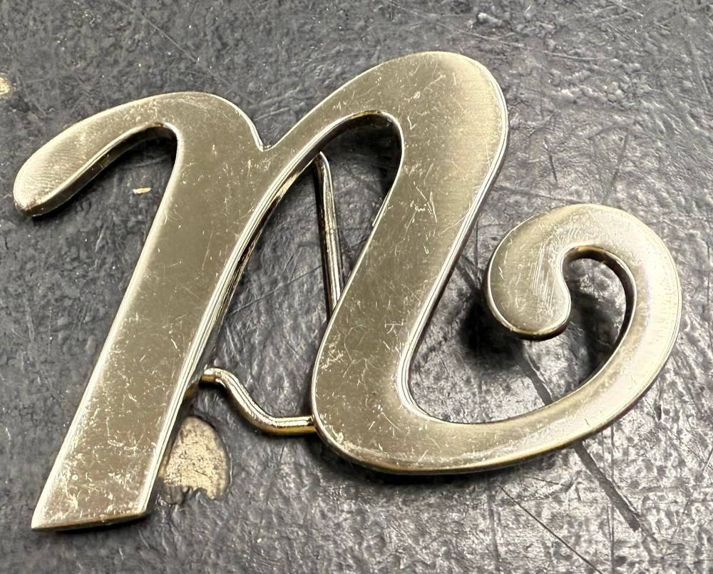 Sleek Lowercase “n” Cut-Out Belt Buckle – Modern & Minimalist Style!